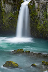 Blick auf den Wasserfall bei Godafoss, der in den türkisfarbenen Fluss Skjalfandafljot fällt, Nordisland - CAVF91885