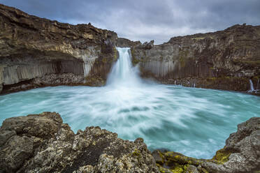 Blick auf den Wasserfall Aldeyjarfoss, Nordisland - CAVF91887