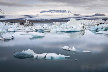 Blick auf Eisberge in der Gletscherlagune Jokulsarlon, Island - CAVF91888