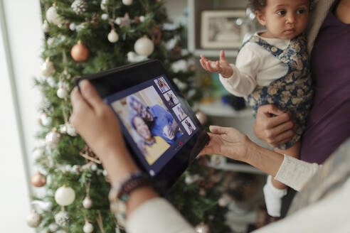 Familienvideochat auf einem digitalen Tablet-Bildschirm zu Weihnachten - CAIF30116