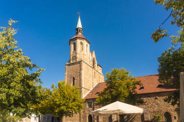 Deutschland, Niedersachsen, Braunschweig, Glockenturm der St. Magnus Kirche - TAMF02765