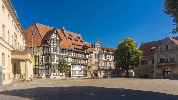 Deutschland, Niedersachsen, Braunschweig, Leerer Platz umgeben von historischen Fachwerkhäusern - TAMF02769