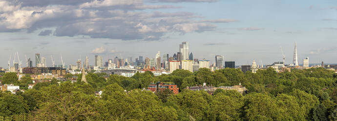 UK, England, London, Skyline der Stadt vom Primrose Hill Park aus gesehen - WPEF03946