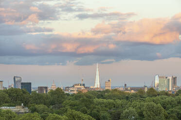 UK, England, London, Wolken über der Skyline der Stadt vom Primrose Hill Park aus gesehen - WPEF03947