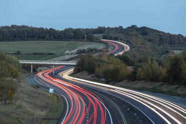 Verkehr auf der Autobahn bei Nacht, Lichtspuren mit Langzeitbelichtung - WPEF03949