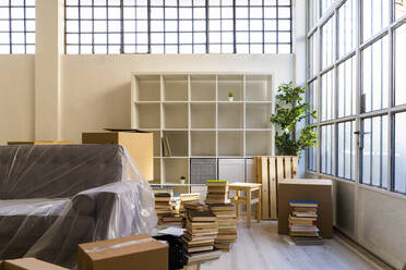 Interieur der neuen Wohnung mit Bücherstapel und Möbeln - GIOF10700