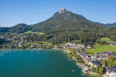 Österreich, Salzburg, Fuschl am See, Luftaufnahme der Stadt am Ufer des Fuschlsees im Sommer mit bewaldeten Bergen im Hintergrund - TAMF02771