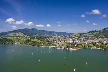 Österreich, Oberösterreich, Mondsee, Luftaufnahme von Segelbooten, die in der Nähe des Ufers der Seestadt im Sommer segeln - TAMF02772