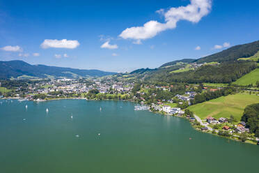 Österreich, Oberösterreich, Mondsee, Luftaufnahme der Stadt am Ufer des Mondsees im Sommer - TAMF02774