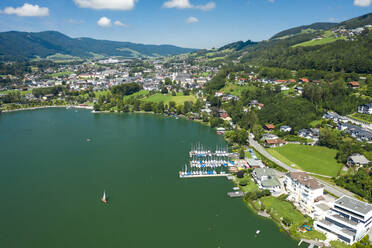 Österreich, Oberösterreich, Mondsee, Luftaufnahme der Stadt am Ufer des Mondsees im Sommer - TAMF02775