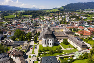 Österreich, Oberösterreich, Mondsee, Luftaufnahme des Stifts Mondsee und der umliegenden Stadt im Sommer - TAMF02778