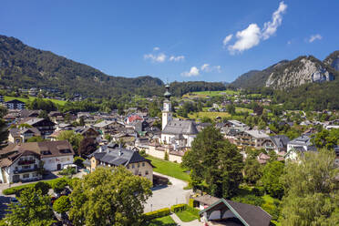 Österreich, Salzburg, Sankt Gilgen, Luftaufnahme eines Dorfes im Salzkammergut im Sommer - TAMF02782