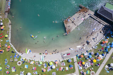 Österreich, Salzburg, Sankt Gilgen, Luftaufnahme einer großen Gruppe von Menschen, die am Sandstrand des Wolfgangsees ein Sonnenbad nehmen - TAMF02786