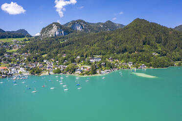 Österreich, Salzburg, Sankt Gilgen, Luftaufnahme des Dorfes am Ufer des Wolfgangsees im Sommer - TAMF02787