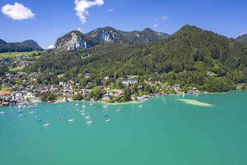 Österreich, Salzburg, Sankt Gilgen, Luftaufnahme des Dorfes am Ufer des Wolfgangsees im Sommer - TAMF02787