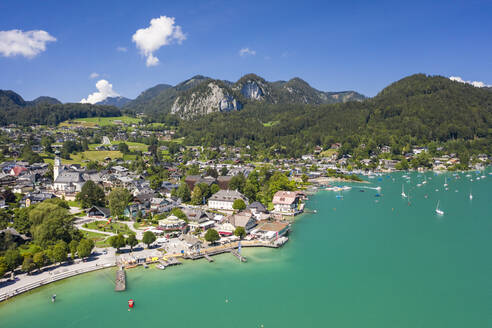 Österreich, Salzburg, Sankt Gilgen, Luftaufnahme des Dorfes am Ufer des Wolfgangsees im Sommer - TAMF02789