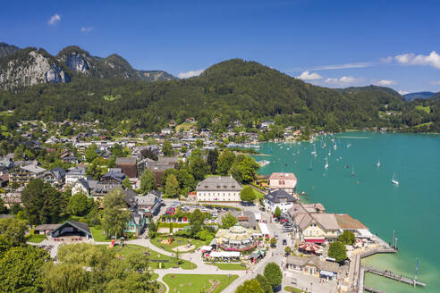 Österreich, Salzburg, Sankt Gilgen, Luftaufnahme des Dorfes am Ufer des Wolfgangsees im Sommer - TAMF02790