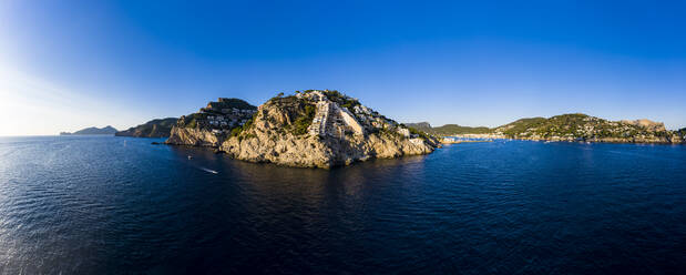 Spanien, Mallorca, Andratx, Blick aus dem Hubschrauber auf die Küstenhügel in der Abenddämmerung - AMF08972