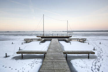 Deutschland, Brandenburg, Rangsdorf, Winterlandschaft mit zugefrorenem See - ASCF01540