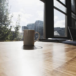 Tasse auf dem Schreibtisch im städtischen Büro. - MINF15573