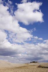 Ländliche Landschaft mit Wolken darüber. - MINF15584