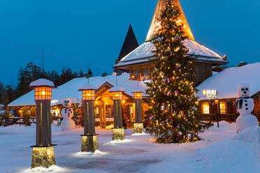 Weihnachtsmanndorf in der Abenddämmerung, Rovaniemi, Finnland - MINF15598