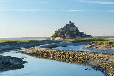 Die historische Zitadelle und Abteikirche von Le Mont Saint Michel in der Normandie. - MINF15599