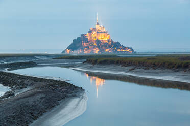 Mont St. Michel in der Abenddämmerung an der Gezeitenmündung - MINF15602