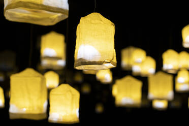 Beleuchtete Designlampen, die nachts im Freien hängen - DAMF00626