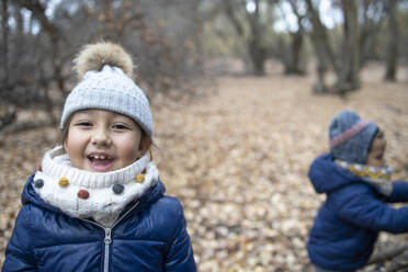 Nettes Mädchen mit Bruder genießen im Wald im Herbst - IFRF00331