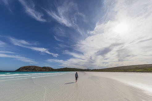 Frau steht am Sandstrand, Westaustralien - FOF11958