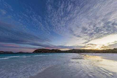 Wolken über Sandstrand bei Sonnenuntergang, Westaustralien - FOF11960