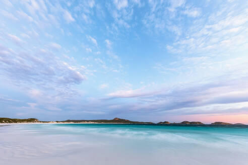 Wolken über Sandstrand bei Sonnenuntergang, Westaustralien - FOF11961