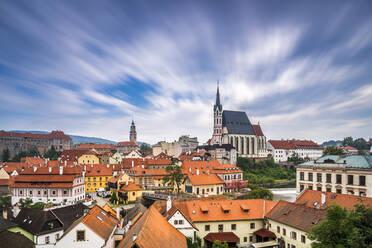 Blick auf das historische Zentrum von Cesky Krumlov, dominiert von der St. Veitskirche, Cesky Krumlov, Südböhmische Region, Tschechische Republik - CAVF91906