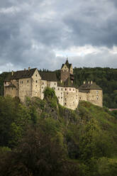 Blick auf die Burg Loket, Loket, Tschechische Republik - CAVF91907