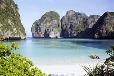 Thailand, Provinz Krabi, Ao Nang, Maya Bay im Sommer - STEF00165