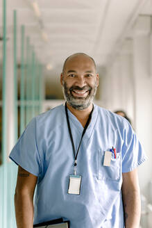 Porträt einer lächelnden reifen Krankenschwester im Krankenhausflur - MASF21245