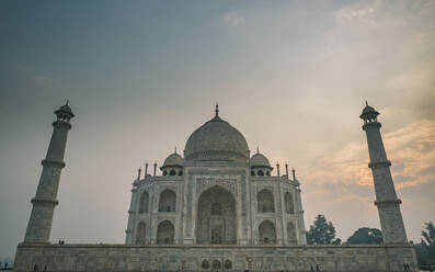 Taj Mahal Westwand gegen bewölkten Himmel bei Sonnenaufgang, Agra, Indien - CAVF91945