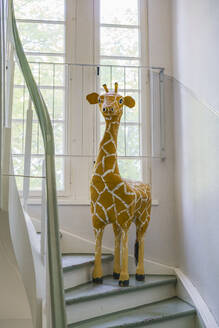 Giraffenfigur auf der Treppe - ECF01974