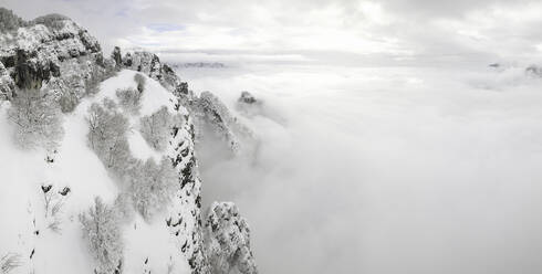 Wolken über schneebedeckten Bergen - MRAF00635