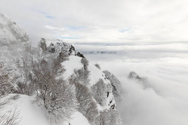 Wolken über schneebedeckten Bergen - MRAF00636