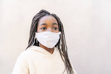 Schönes afrikanisches Mädchen posiert mit ihrer Maske - CAVF92031