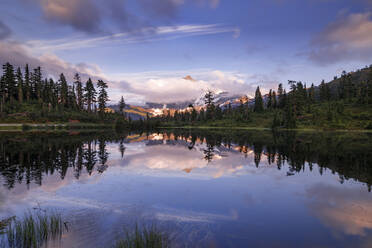 Bild See Reflexion von Wolken, Himmel und Berg - CAVF92042