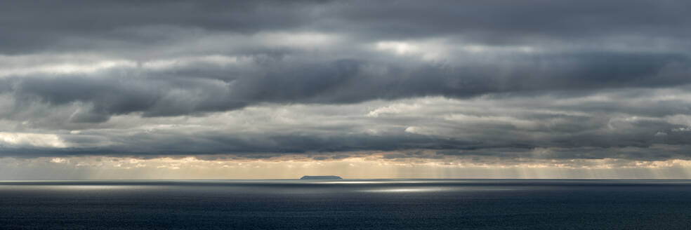 UK, Wales, Pembrokeshire, Wolken über der Insel Lundy - ALRF01790