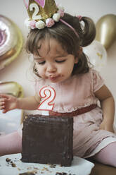 Ein 2-jähriges Mädchen feiert ihren Geburtstag - CAVF92056