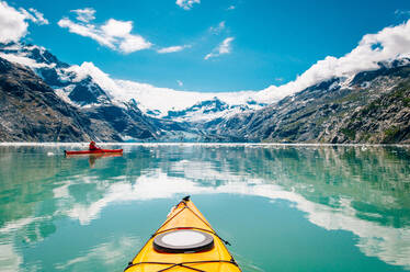 Frau beim Kajakfahren im Glacier Bay National Park mit Gletscher im Hintergrund - CAVF92088