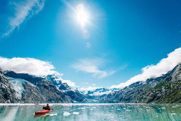 Frau beim Kajakfahren im Glacier Bay National Park mit Gletscher im Hintergrund - CAVF92089