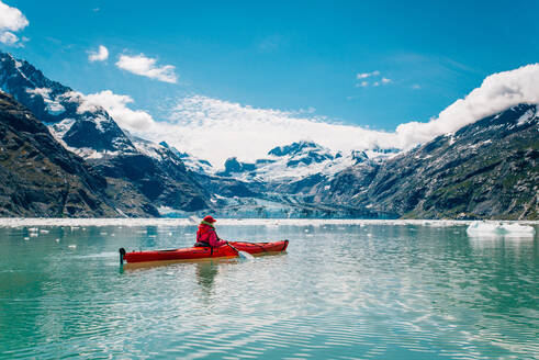 Frau beim Kajakfahren im Glacier Bay National Park mit Gletscher im Hintergrund - CAVF92093