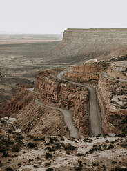 Moki Dugway - Serpentinen klettern hinauf zum Muley Point, Wüste im Süden Utahs - CAVF92104