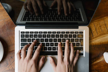 Mann arbeitet am Laptop in einem Café - EGAF01451